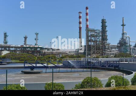 Il trattamento delle acque reflue impianto in una raffineria di petrolio a Matosinhos, Portogallo Foto Stock