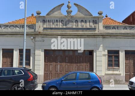 Pinhais&C. è una delle più antiche industrie di conserve di pesce di Matosinhos, in Portogallo. Si tratta di un vecchio edificio che ora è abbandonato. Foto Stock