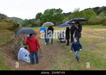 Tour guidato in Penascosa, mostrando il paleolitico Arte incisioni. Foz Coa, Portogallo Foto Stock