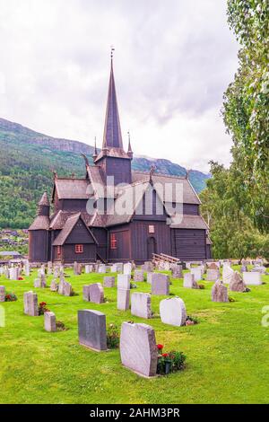 La Lom doga chiesa (Lom Stavkyrkje) su un nuvoloso giorno d'estate. Comune di Lom nella contea di Oppland. Norvegia Foto Stock