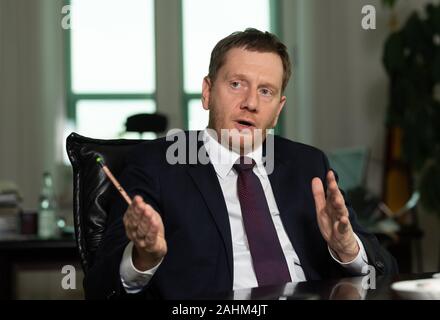 Dresden, Germania. Xvi Dec, 2019. Michael Kretschmer (CDU), il primo ministro del Land di Sassonia, è seduto nel suo studio in Sassone Cancelleria di Stato durante un colloquio con l Agenzia Tedesca di Stampa. (A dpa 'Kretschmer incoraggia la contraddizione di odio e di insulti') Credit: Robert Michael/dpa/Alamy Live News Foto Stock