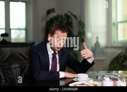 Dresden, Germania. Xvi Dec, 2019. Michael Kretschmer (CDU), il primo ministro del Land di Sassonia, è seduto nel suo studio in Sassone Cancelleria di Stato durante un colloquio con l Agenzia Tedesca di Stampa. (A dpa 'Kretschmer incoraggia la contraddizione di odio e di insulti') Credit: Robert Michael/dpa/Alamy Live News Foto Stock