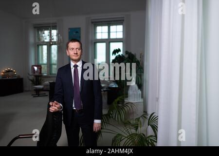 Dresden, Germania. Xvi Dec, 2019. Michael Kretschmer (CDU), il primo ministro del Land di Sassonia, sorge nel suo studio in Sassone Cancelleria di Stato dopo un colloquio con l Agenzia Tedesca di Stampa. (A dpa 'Saxony del ministro presidente Michael Kretschmer (CDU) sulla formazione di un governo in Turingia") Credit: Robert Michael/dpa/Alamy Live News Foto Stock