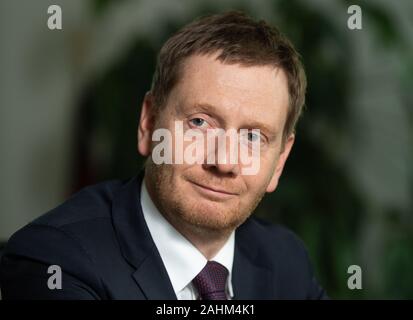 Dresden, Germania. Xvi Dec, 2019. Michael Kretschmer (CDU), il primo ministro del Land di Sassonia, è seduto nel suo studio in Sassone Cancelleria di Stato durante un colloquio con l Agenzia Tedesca di Stampa. (A dpa 'Kretschmer incoraggia la contraddizione di odio e di insulti') Credit: Robert Michael/dpa/Alamy Live News Foto Stock