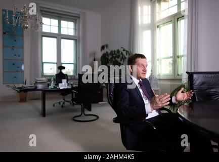 Dresden, Germania. Xvi Dec, 2019. Michael Kretschmer (CDU), il primo ministro del Land di Sassonia, è seduto nel suo studio in Sassone Cancelleria di Stato durante un colloquio con l Agenzia Tedesca di Stampa. (A dpa 'Kretschmer incoraggia la contraddizione di odio e di insulti') Credit: Robert Michael/dpa/Alamy Live News Foto Stock