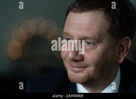 Dresden, Germania. Xvi Dec, 2019. Michael Kretschmer (CDU), il primo ministro del Land di Sassonia, è seduto nel suo studio in Sassone Cancelleria di Stato durante un colloquio con l Agenzia Tedesca di Stampa. (A dpa 'Saxony del ministro presidente Michael Kretschmer (CDU) sulla formazione di un governo in Turingia") Credit: Robert Michael/dpa/Alamy Live News Foto Stock