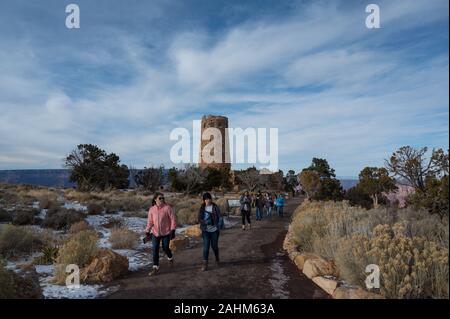 I turisti sulla via del ritorno dal deserto vista torre di avvistamento sul bordo sud del Grand Canyon in Arizona Foto Stock