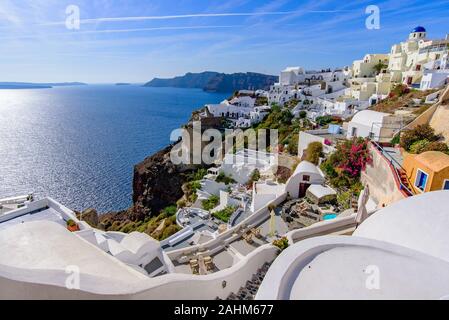 Bianco tradizionali edifici affacciati sul mare mediterraneo di Oia - Santorini Island, Grecia Foto Stock