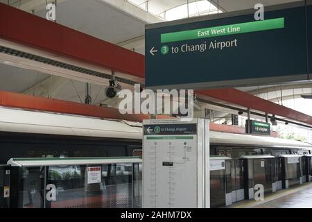 Stazione MRT Tanah Merah, Singapore. Cartello per l'Aeroporto di Changi. Foto Stock