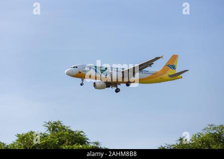 Pasay, Filippine - 10 agosto 2017: Cebu Pacific airbus a320 in finale per l'atterraggio all'aeroporto internazionale Ninoy Aquino Foto Stock