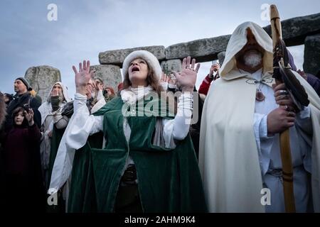 Solstizio d'inverno celebrazioni a Stonehenge. Migliaia di festaioli compresi giorno moderno druidi e pagani si riuniranno presso il sito di Stonehenge sulla Piana di Salisbury, Regno Unito. Foto Stock