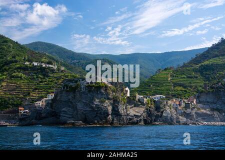 Il piccolo villaggio di pescatori Vernazza è probabilmente il più caratteristico delle Cinque Terre ed è classificato come uno dei più bei villaggi di Foto Stock