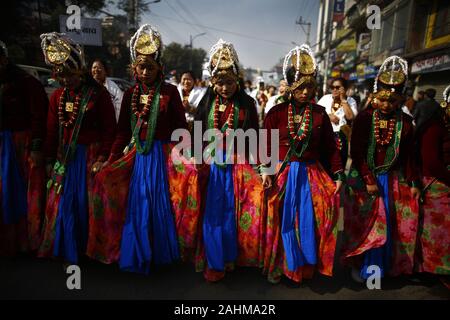 Kathmandu, Nepal. 31 Dic, 2019. Le donne dalla comunità Gurung vestita in un tradizionale attires ballare e cantare per celebrare Tamu Lhosar marcatura del festival per il nuovo anno a Kathmandu, Nepal Martedì, Dicembre 31, 2019. Credito: Skanda Gautam/ZUMA filo/Alamy Live News Foto Stock