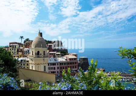 Il piccolo villaggio di pescatori Vernazza è probabilmente il più caratteristico delle Cinque Terre ed è classificato come uno dei più bei villaggi di Foto Stock