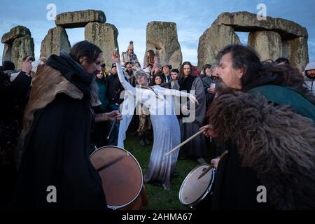 Solstizio d'inverno celebrazioni a Stonehenge. Migliaia di festaioli compresi giorno moderno druidi e pagani si riuniranno presso il sito di Stonehenge sulla Piana di Salisbury, Regno Unito. Foto Stock