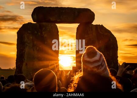 Solstizio d'inverno celebrazioni a Stonehenge. Migliaia di festaioli compresi giorno moderno druidi e pagani si riuniranno presso il sito di Stonehenge sulla Piana di Salisbury, Regno Unito. Foto Stock