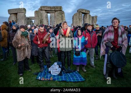 Solstizio d'inverno celebrazioni a Stonehenge. Migliaia di festaioli compresi giorno moderno druidi e pagani si riuniranno presso il sito di Stonehenge sulla Piana di Salisbury, Regno Unito. Foto Stock