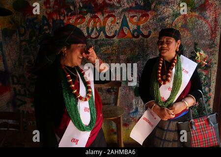 Kathmandu, Nepal. 31 Dic, 2019. Gurung donne indossare costumi tradizionali come sono pronte per la sfilata di un corteo per contrassegnare il Tamu Losar in Kathmandu, Nepal su Martedì, 31 dicembre 2019. Credito: Dipen Shrestha che ZUMA/filo/Alamy Live News Foto Stock