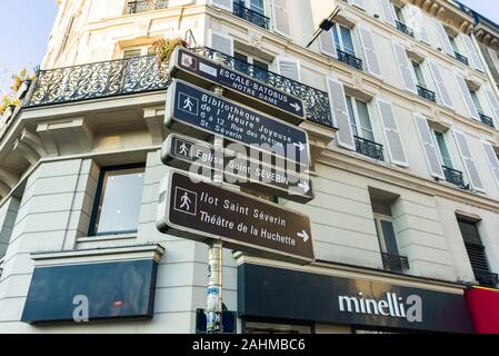 Grande cartello stradale sul Boulevard Saint-Michel con varie indicazioni per le attrazioni, Parigi, Francia Foto Stock