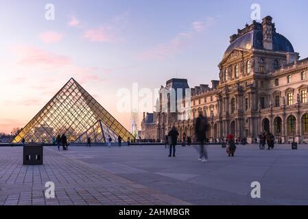 Pyramide du Louvre e Angelina Parigi Musée du Louvre al tramonto con le persone camminare al di fuori, Parigi, Francia Foto Stock