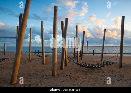 Tramonto spettacolare sulla spiaggia vuota, Hjerting, nello Jutland, Danimarca. Hjerting è un distretto di Esbjerg nel sud-ovest dello Jutland, Danimarca Foto Stock