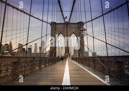 Una vista incredibile del Ponte di Brooklyn, New York City Foto Stock