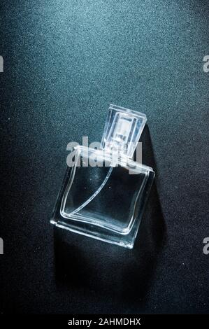 Svuotare la bottiglia di profumo vita del cantonale Foto Stock