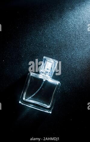 Svuotare la bottiglia di profumo vita del cantonale Foto Stock