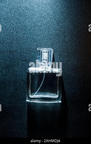 Svuotare la bottiglia di profumo vita del cantonale Foto Stock