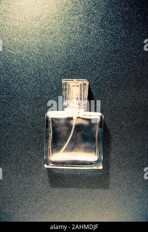 Svuotare la bottiglia di profumo vita del cantonale Foto Stock