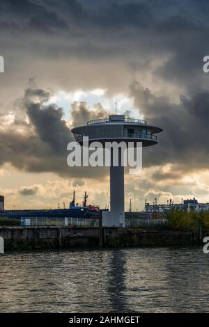 Faro zero nel porto di Amburgo hafencity con nuvole temporalesche in background Foto Stock