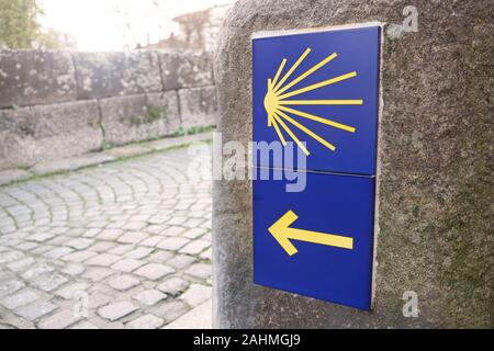 Modo di San Giacomo di segno. Scaloppina giallo segno pellegrinaggio a Santiago de Compostela. Camino de Santiago Foto Stock