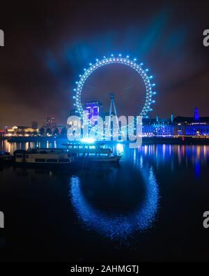 Teal London Eye 1. La vigilia di capodanno il conto alla rovescia per il 2020 a Londra Foto Stock