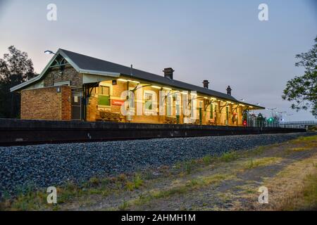 Est corrente Maitland Stazione ferroviaria al tramonto sulla linea del cacciatore, grande ferrovia settentrionale, Australia Foto Stock