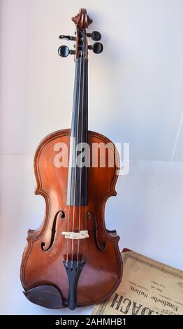Vecchio violino tedesco. Un corde dello strumento musicale originariamente da Sassonia all'inizio del XIX secolo. Foto Stock