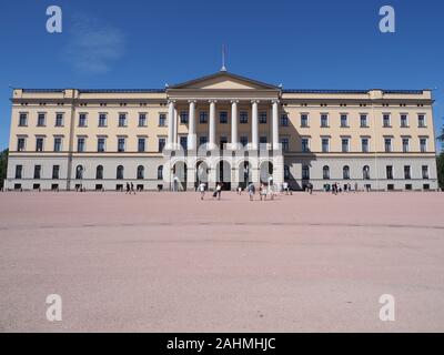 Palazzo nella capitale europea città di Oslo a Ostlandet distretto in Norvegia con il cielo blu e chiaro nel 2019 caldo e soleggiato giorno di estate in Luglio. Foto Stock