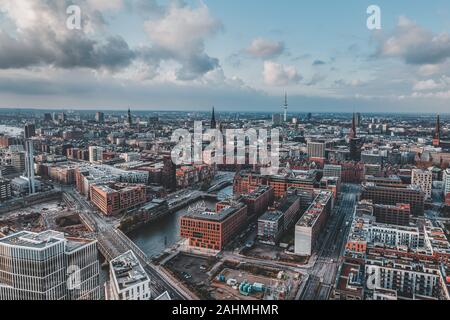 Antenna fuco vista del porto di Amburgo con le nuvole nel centro storico della città e porto marittimo Foto Stock
