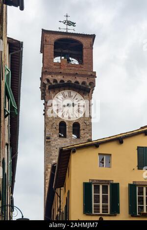 La Torre delle Ore o Torre dell'Orologio è una torre dell'orologio o clock della torretta si trova su Via Fillungo nel centro di Lucca, Regione Toscana, Italia. Foto Stock