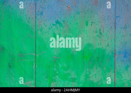 Abbandonate e decadenti colorato porta di metallo in un abbandono complesso industriale con un piccolo numero di badge 5. Foto Stock