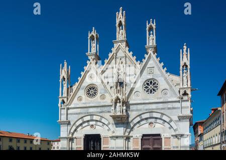 Pisa, Italia - Giugno 6, 2019 : Santa Maria della Spina è una piccola marmo bianco chiesa a fianco del fiume Arno, attribuito al Lupo di Francesco (1230). È Foto Stock