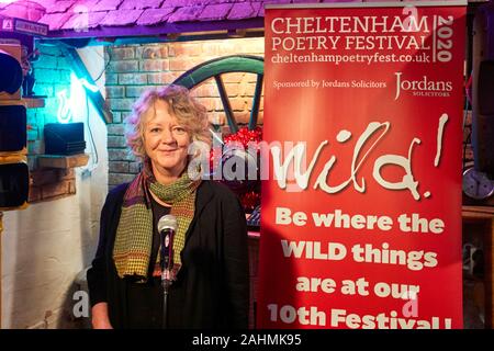 Il poeta Janet Lees al lancio del festival di poesia del 2019 a Cheltenham Foto Stock