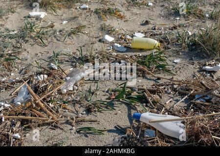 I contenitori in plastica sulla selvaggia costa del mare inquinato ecosistema dopo una tempesta di neve Foto Stock