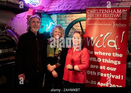 A sinistra Howard Timms, al centro del poeta Janet Lees e a destra Marilyn Timms al lancio del festival di poesia del 2019 a Cheltenham Foto Stock
