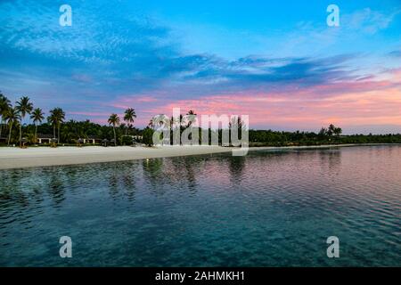 Incredibile tramonto dalla spiaggia incontaminata oltre l'Oceano Indiano a Cenizaro's la Residenza, Zanzibar, Tanzania Africa Foto Stock