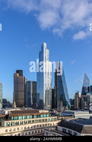 Vista di 100 Bishopsgate, un nuovo e moderno blocco uffici nella città di Londra il quartiere finanziario più alte del Cheesegrater, torre 42 e 100 Bishopsgate Foto Stock