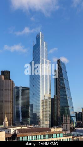 Vista di 100 Bishopsgate, un nuovo e moderno blocco uffici nella città di Londra il quartiere finanziario più alte del Cheesegrater, torre 42 e 100 Bishopsgate Foto Stock