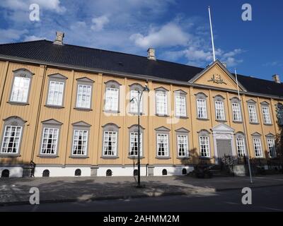 Elevazione della residenza di Stiftsgarden in unione Trondheim città al quartiere il Trondelag in Norvegia, cielo blu chiaro nel 2019 caldo giorno d'estate e di sole il Lug Foto Stock