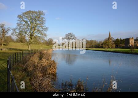 Castello di Broughton nel nord Oxfordshire villaggio dello stesso nome come visto da un altro lato del fossato che lo circonda Foto Stock