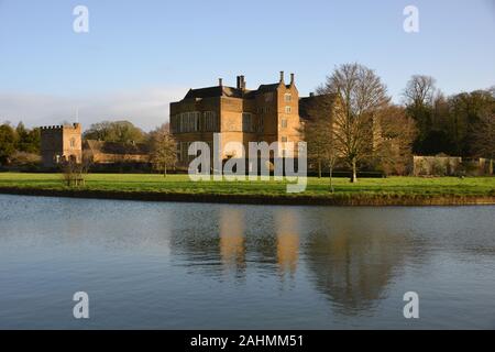 Castello di Broughton nel nord Oxfordshire villaggio dello stesso nome come visto da un altro lato del fossato che lo circonda Foto Stock