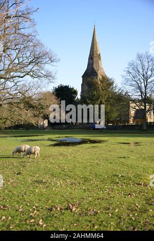 Chiesa di Santa Maria che si trova vicino al Castello di Broughton nel nord Oxfordshire villaggio dello stesso nome. Foto Stock